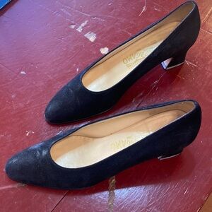 Ferragamo Classic Black Suede classic pump heels8B
